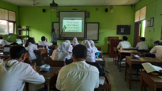 PEMBELAJARAN BERNYANYI LAGU DAERAH BETAWI SIRIH KUNING  DENGAN  METODE EAR TRAINING DAN DEMONSTRASI DI SMA NEGERI 38 JAKARTA